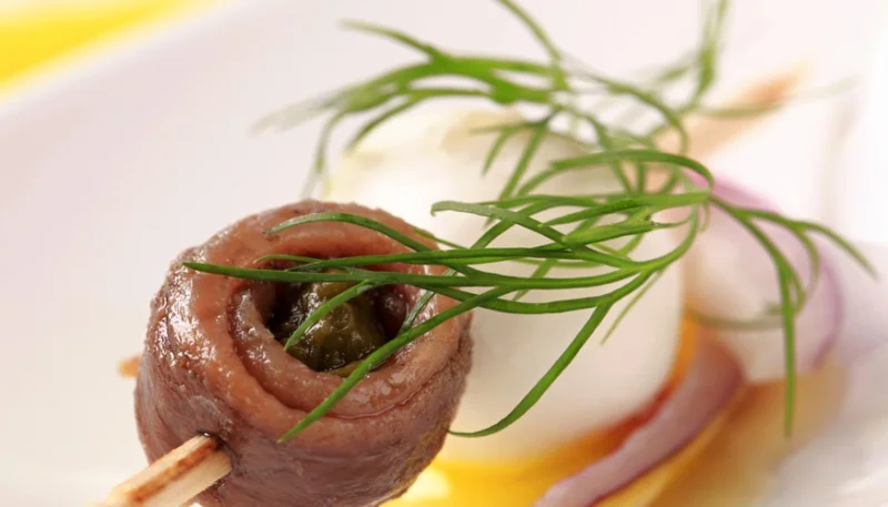 Brochetas de mozzarella, anchoas y aceitunas