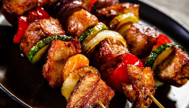 Brochetas de pavo con verduras