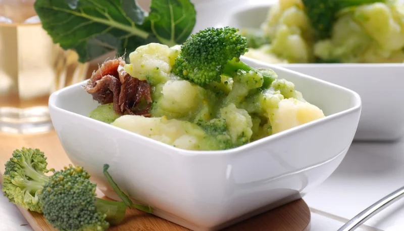 Brócoli con anchoas y patatas