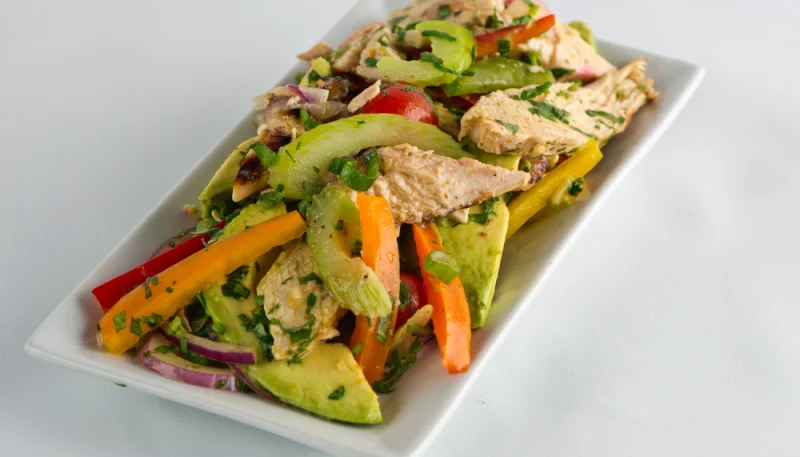 Ensalada de aguacate con pollo y arándanos