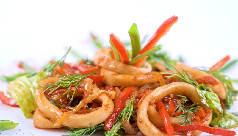 Ensalada de calamares picantes