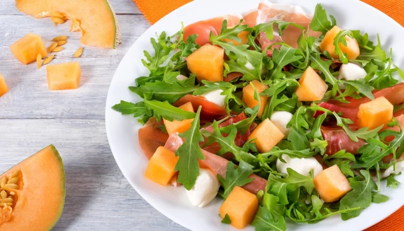 Ensalada de melón con mozzarella y jamón