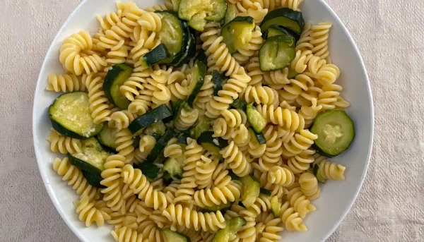 Ensalada de pasta con calabacín y aceitunas