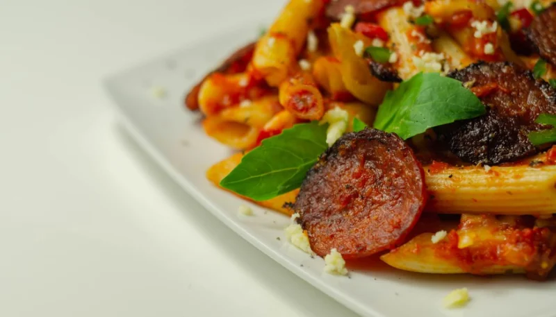 Pasta arrabiata con chorizo y mozzarella