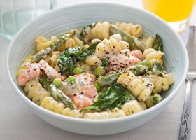 Pasta con espárragos y salmón