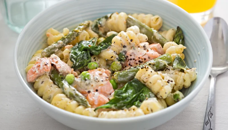 Pasta con espárragos y salmón