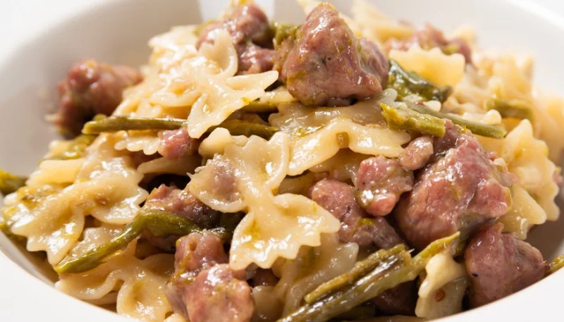 Pasta de espárragos y salchichas
