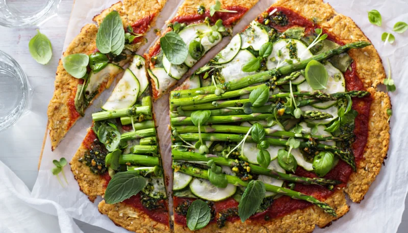 Pizza vegetariana con espárragos