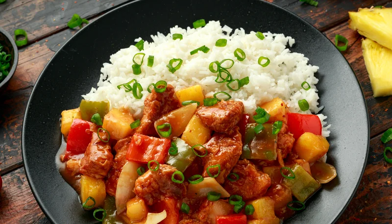 Pollo con verduras y piña