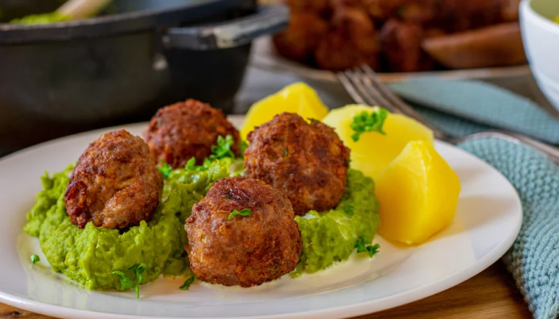 Albóndigas con puré de guisantes