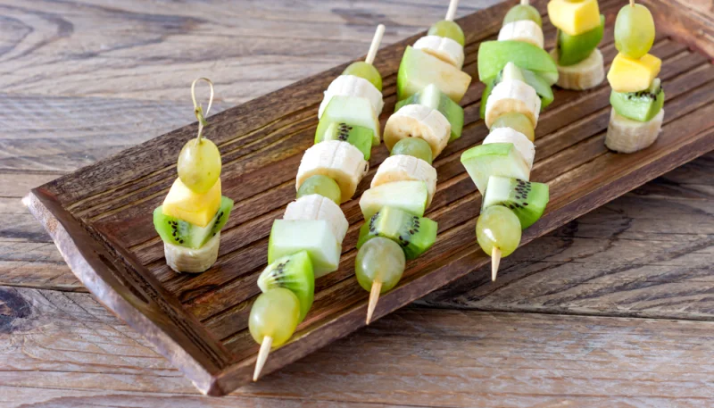 Brochetas de plátano y uvas