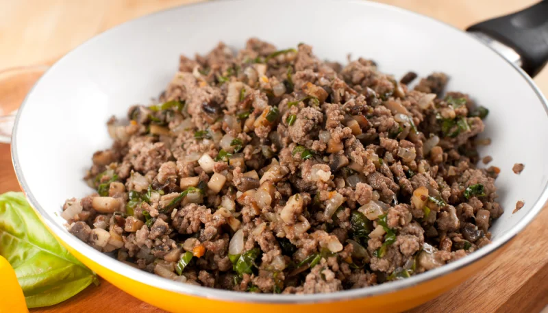 Carne picada con champiñones
