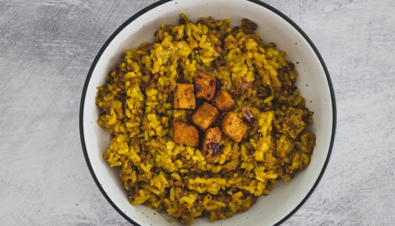 Ensalada de arroz con lentejas y tofu