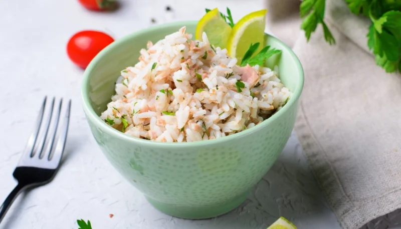 Ensalada de arroz con pepinos, hinojo y atún