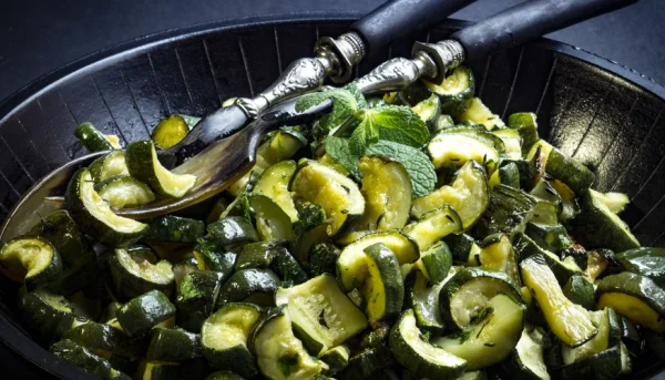 Ensalada de calabacín, menta y albahaca