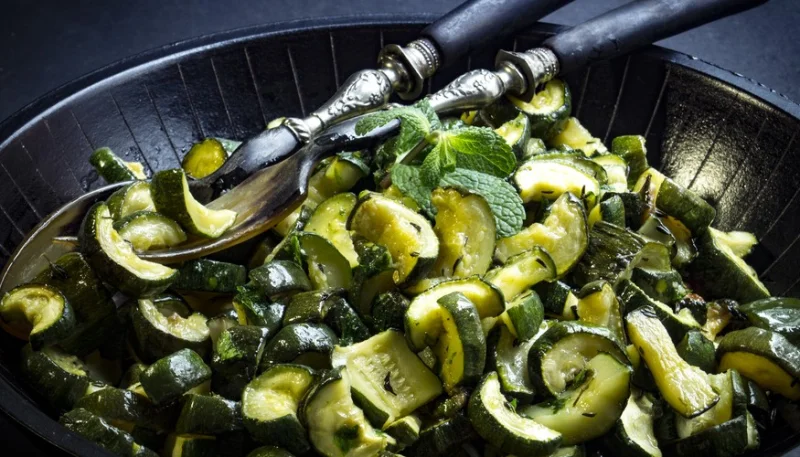 Ensalada de calabacín, menta y albahaca