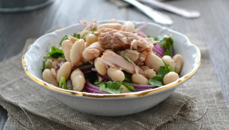 Ensalada de frijoles blancos con atún