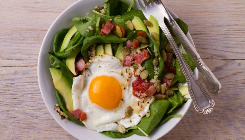 Ensalada de quinoa y bacon