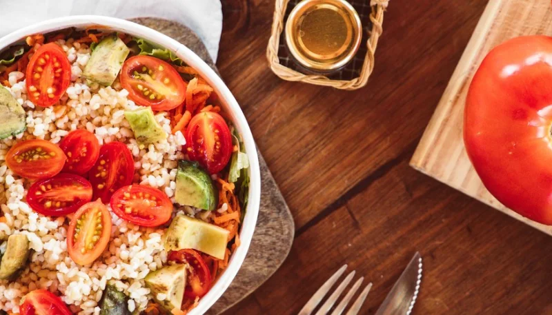 Ensalada fría de arroz con aguacate