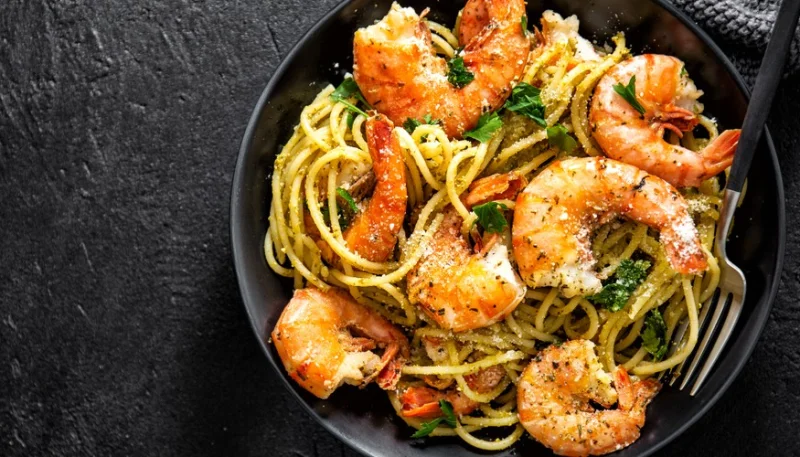 Espaguetis con pesto de menta y gambas