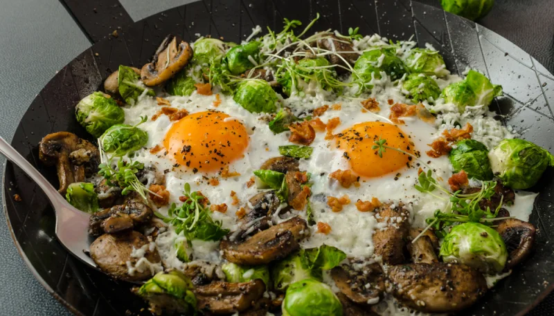 Huevos con coles de Bruselas