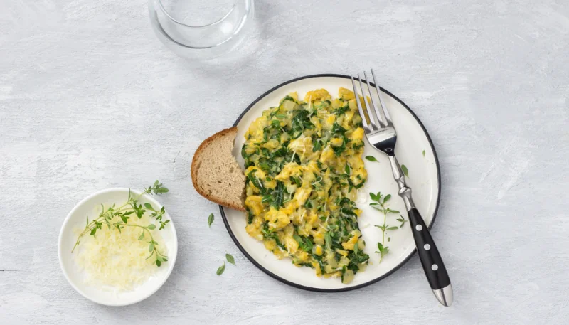 Huevos revueltos con kale