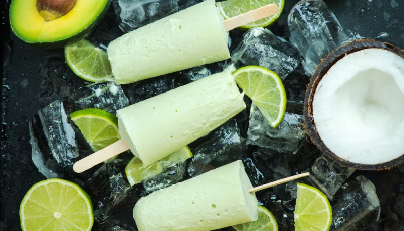 Paletas de aguacate y coco