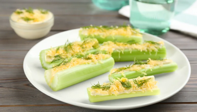 Palitos de apio con queso