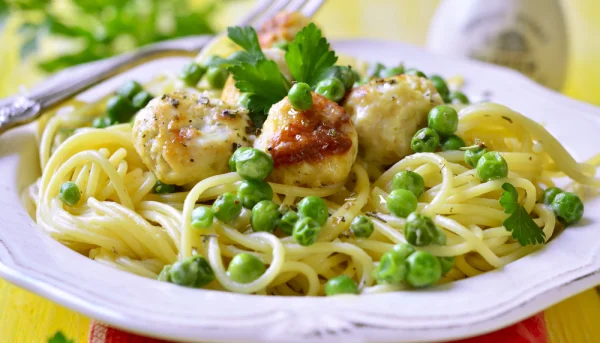Pasta con albóndigas de pollo