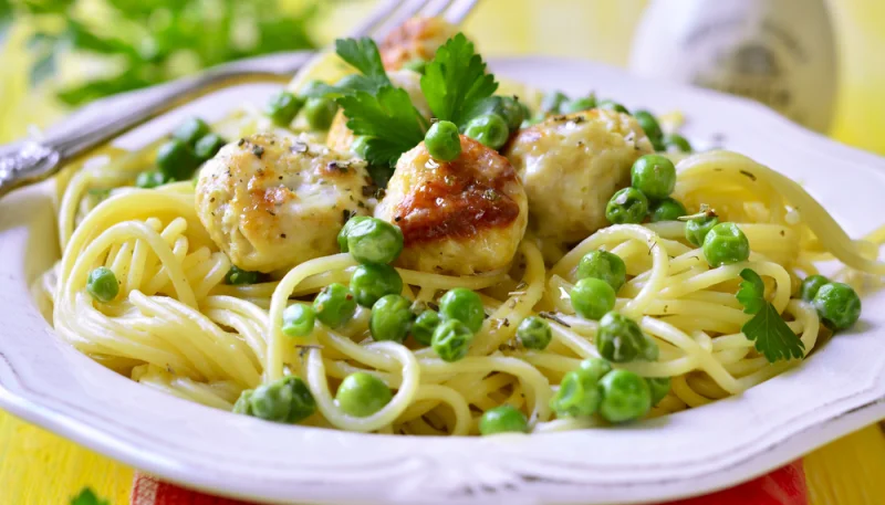 Pasta con albóndigas de pollo