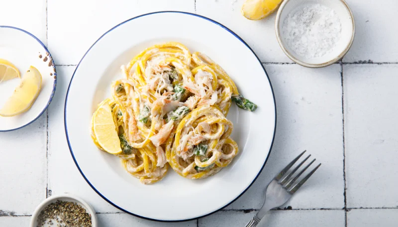 Pasta con palitos de cangrejo y espárragos