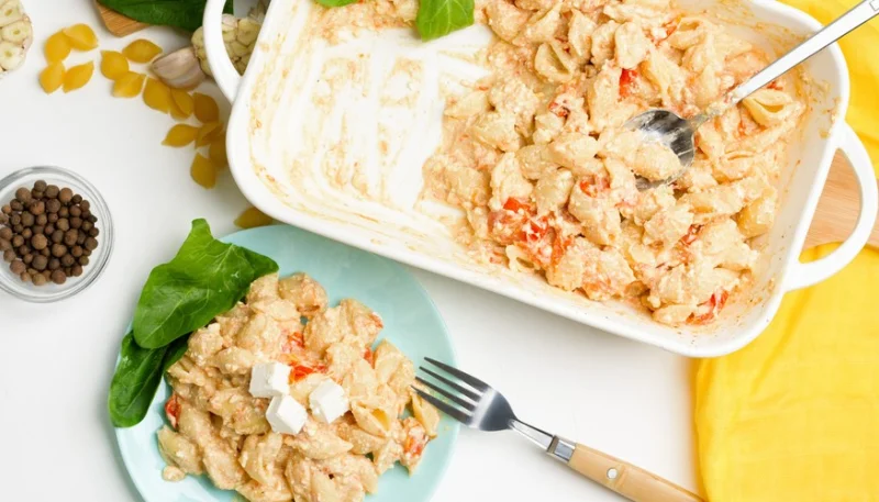 Pasta con salsa de pimiento y feta