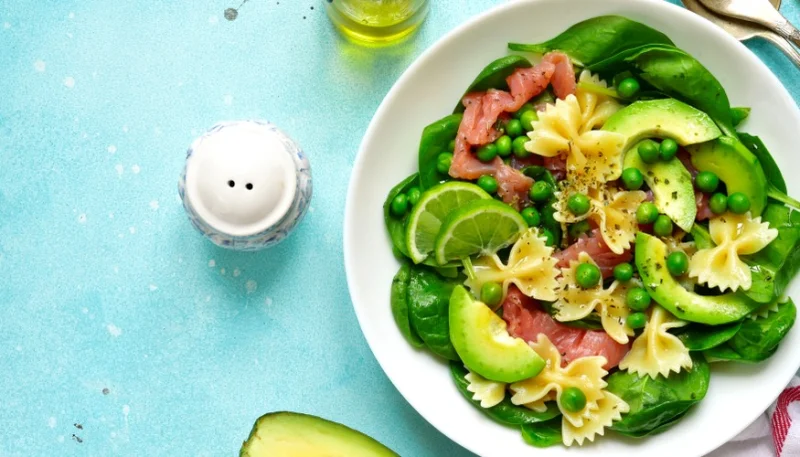 Pasta fría de salmón y aguacate