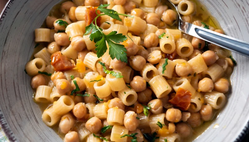 Sopa de pasta y garbanzos