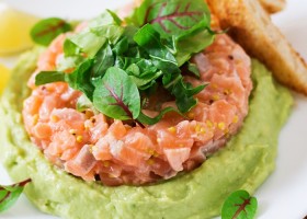 Tartar de salmón con crema de aguacate