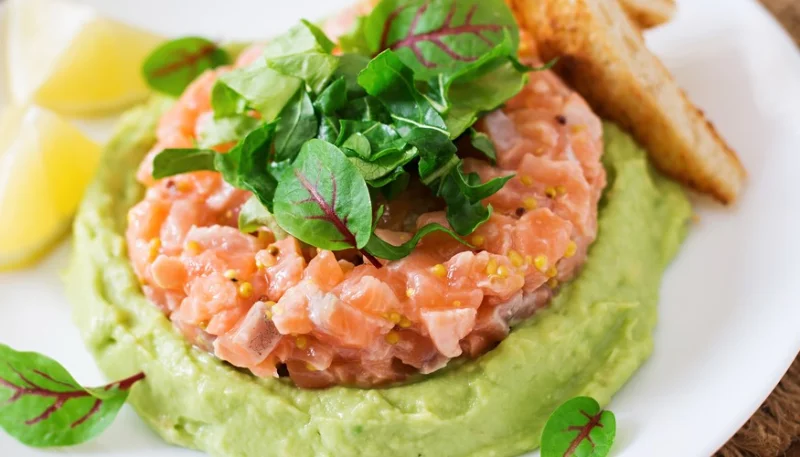 Tartar de salmón con crema de aguacate
