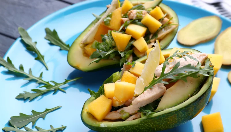 Aguacates rellenos de mango y pollo