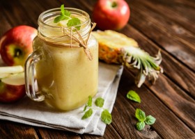 Batido de piña y manzana