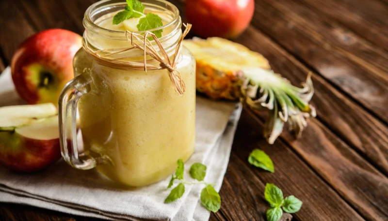 Batido de piña y manzana