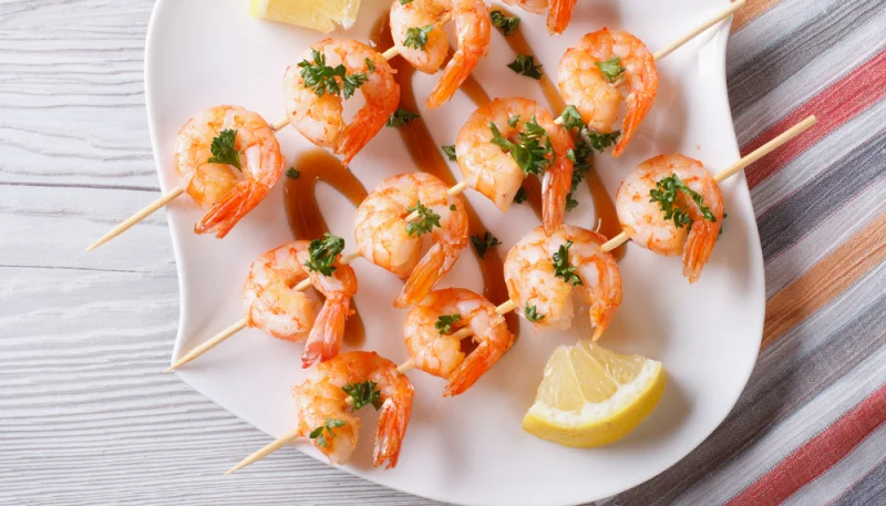 Brochetas de gambas marinadas