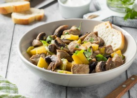 Cerdo con patatas y champiñones