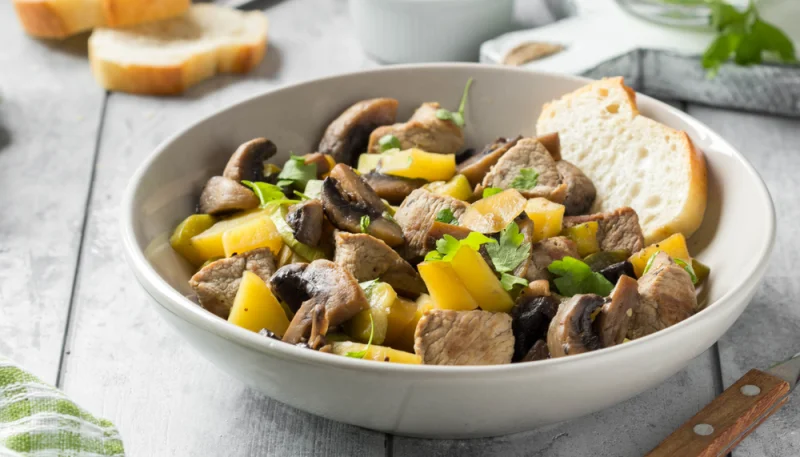 Cerdo con patatas y champiñones