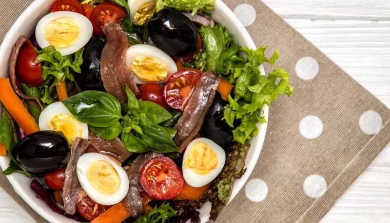 Ensalada con huevos, anchoas y aceitunas