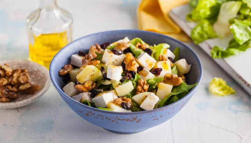 Ensalada de manzanas y queso brie