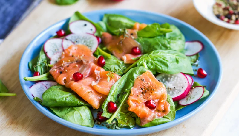 Ensalada de salmón ahumado y granada