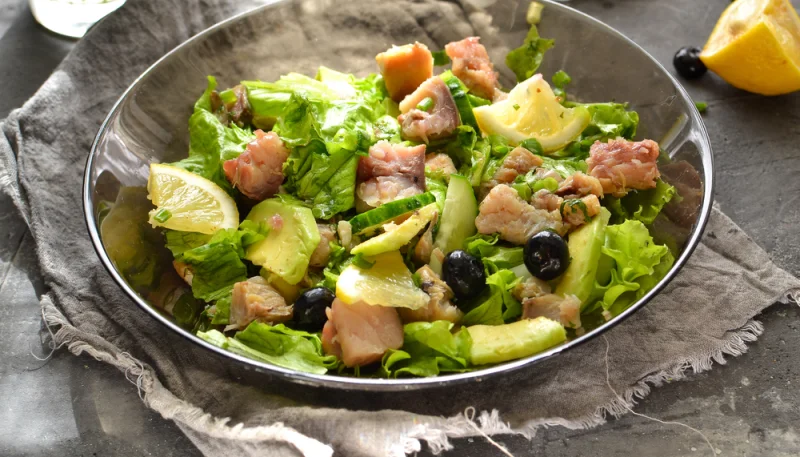 Ensalada de salmón y arándanos