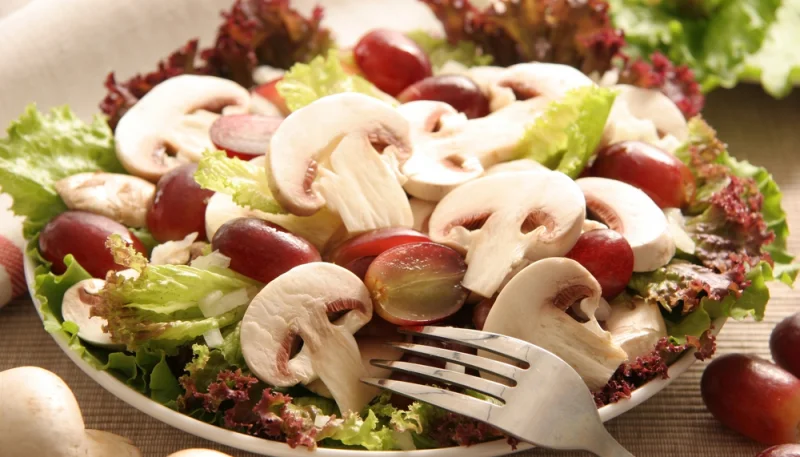 Ensalada de uvas y champiñones