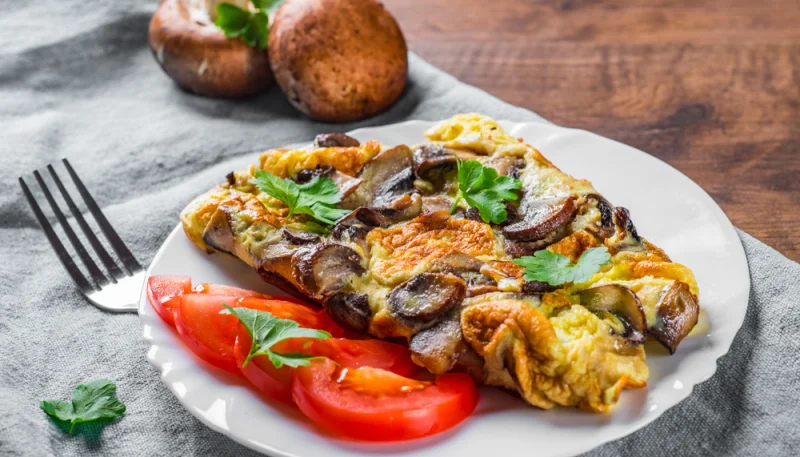 Omelette con champiñones