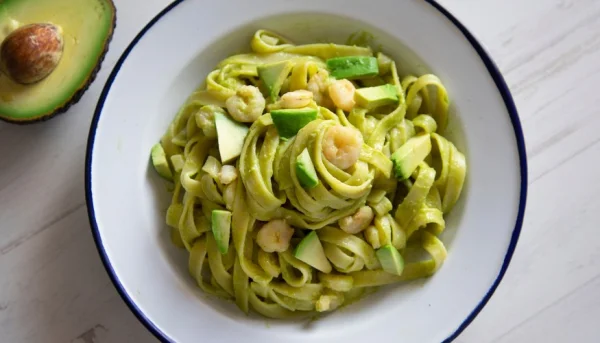 Pasta con crema de aguacate y gambas