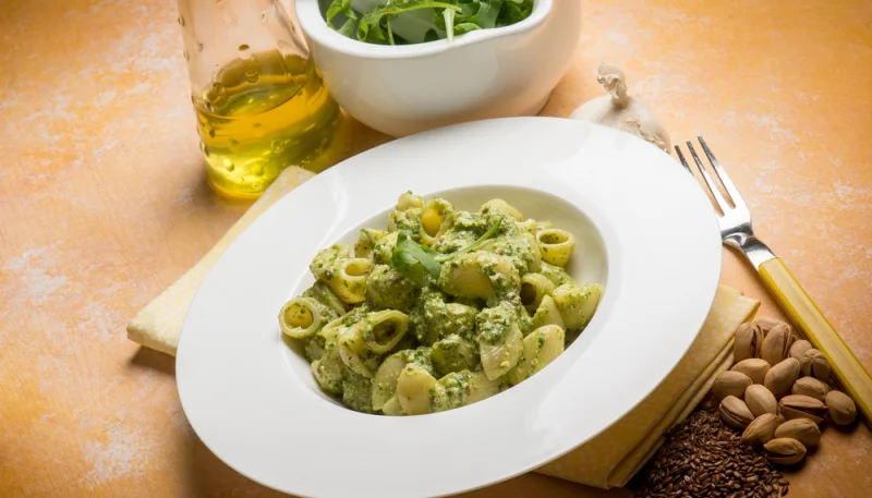 Pasta con pistachos y rúcula